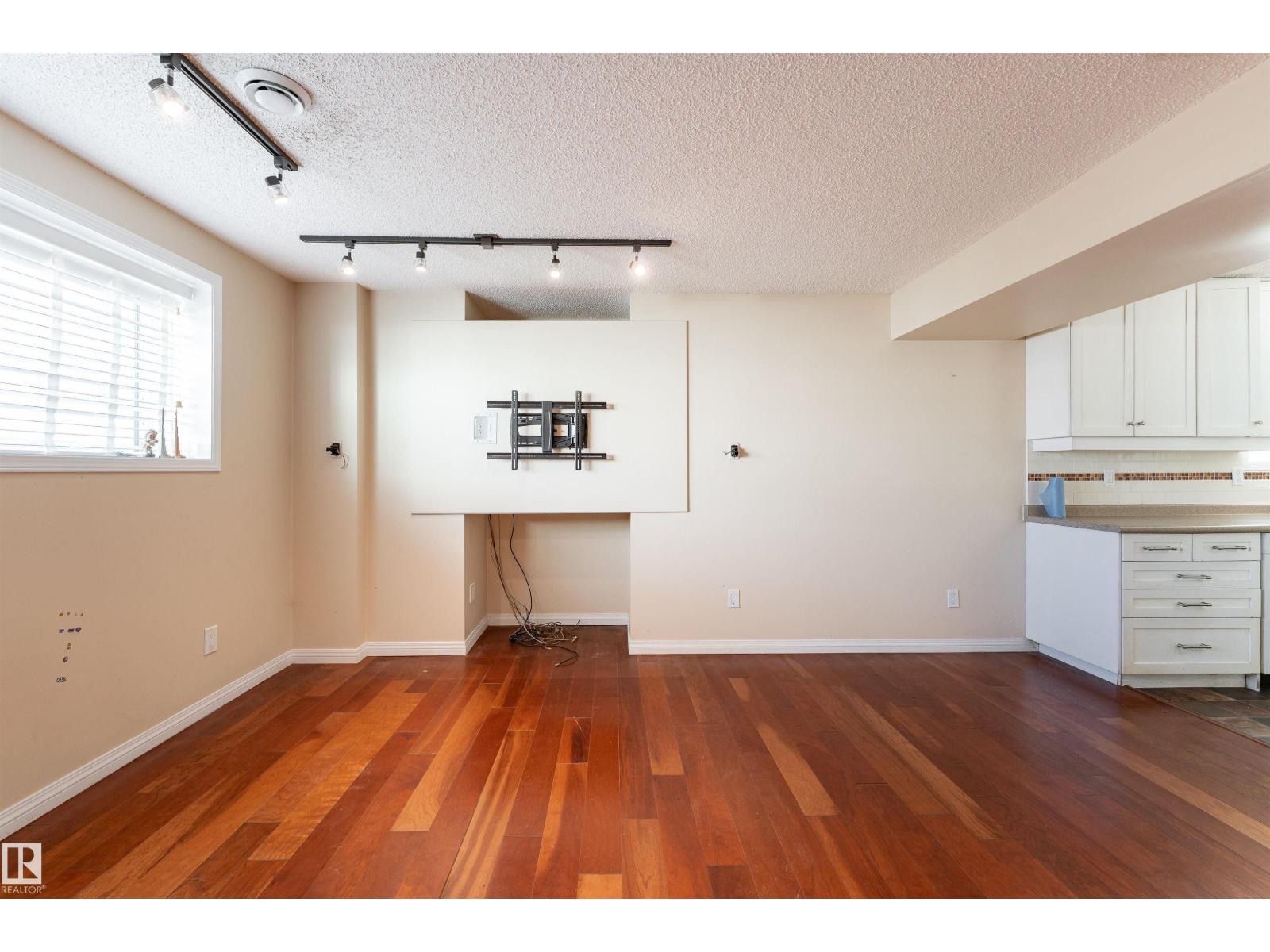 4151 28 AV NW - 22