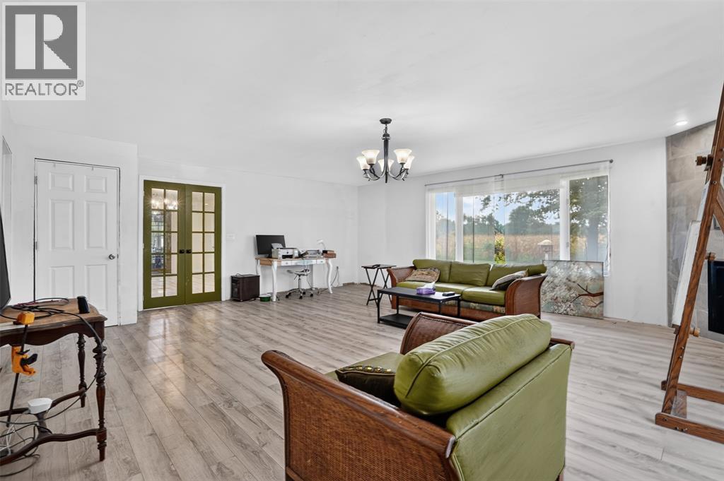 685 Cameron ROAD - Image 19