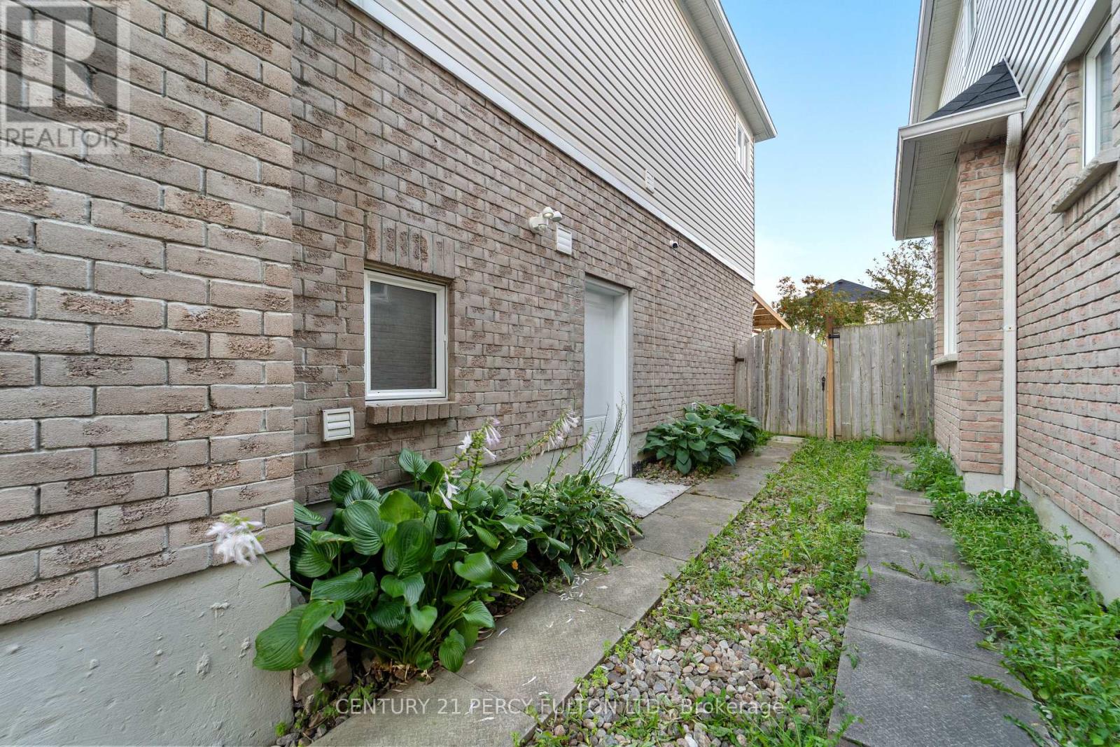 35 Weldon Street, Whitby, ON photo 4