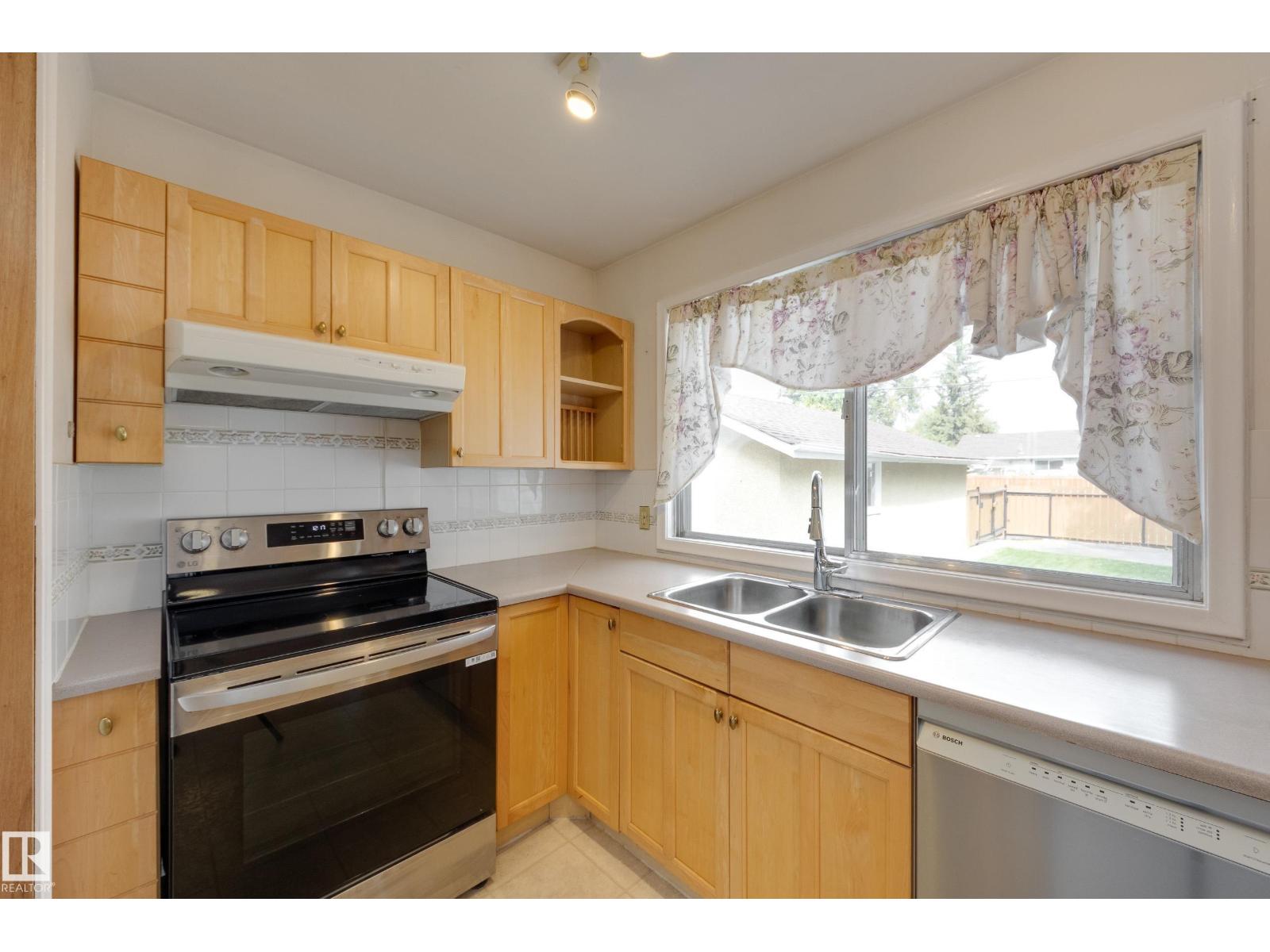 15216 86 AV NW - 12