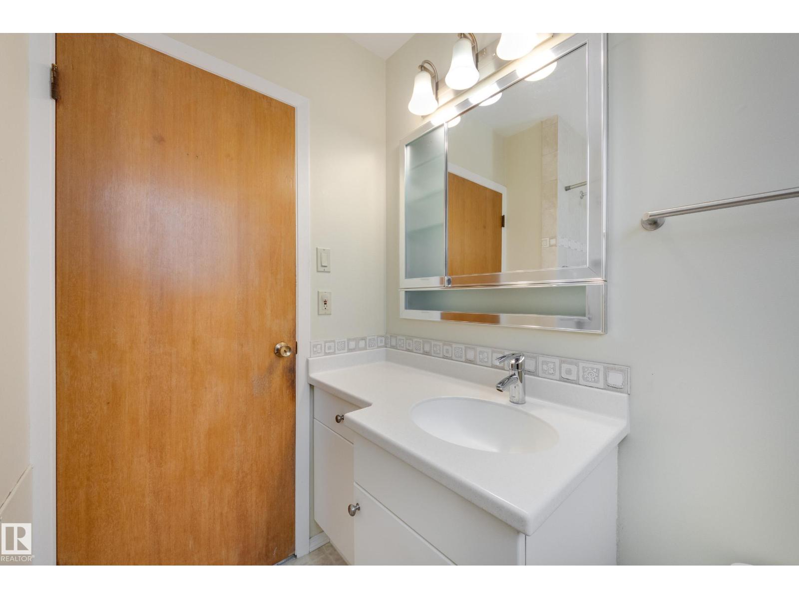 15216 86 AV NW - 21