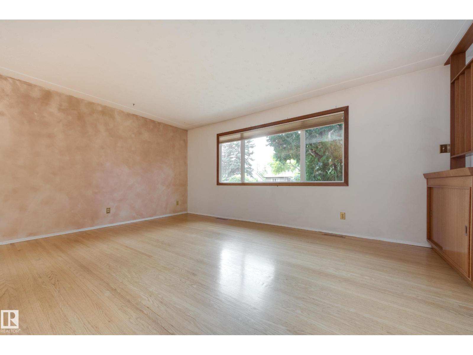 15216 86 AV NW - 3