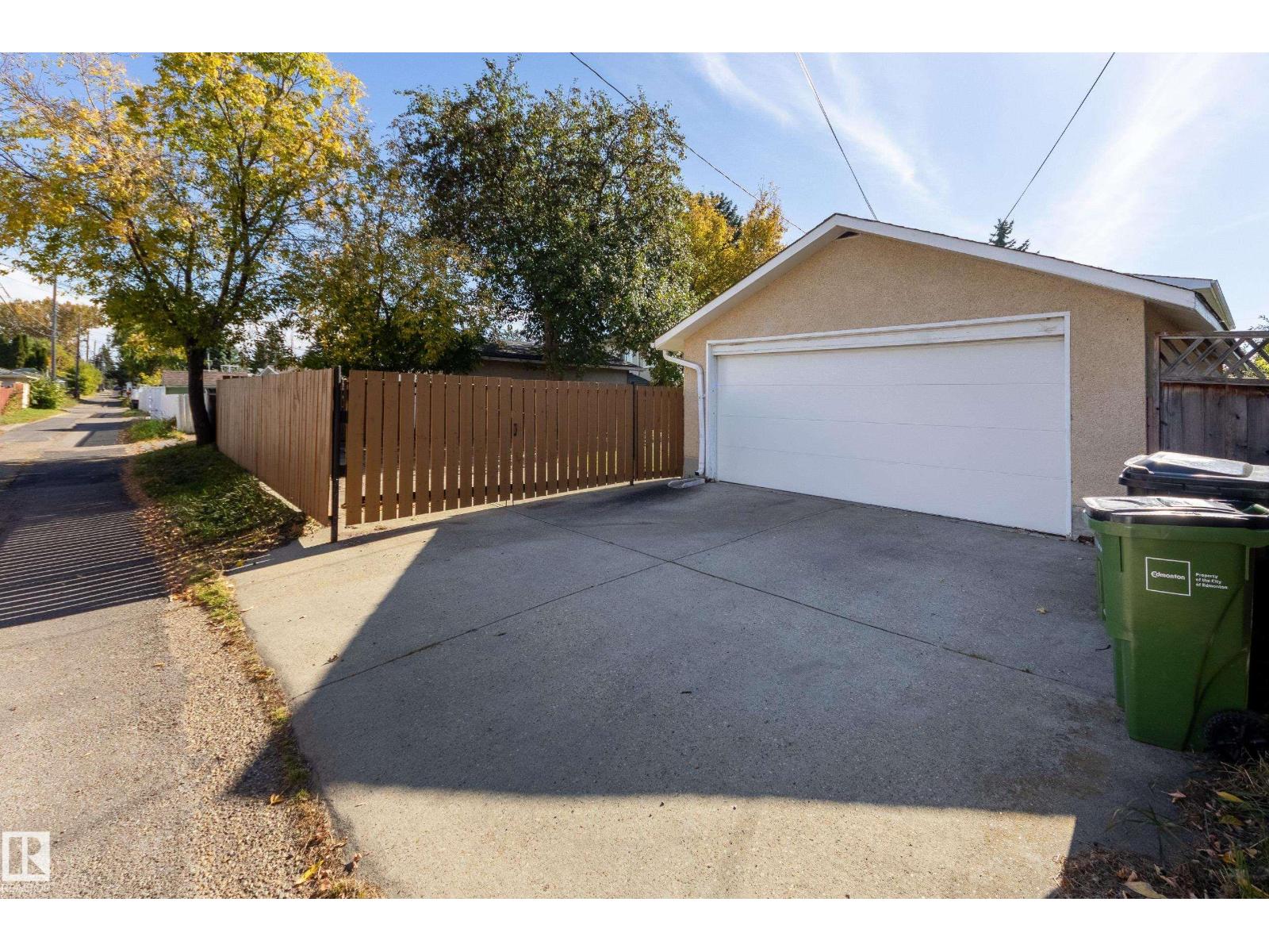 15216 86 AV NW - 39