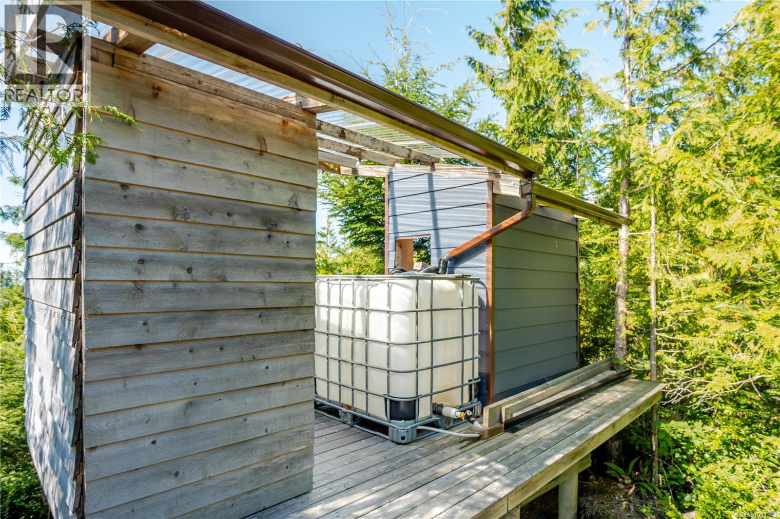 1071 Uplands Close - Image 33