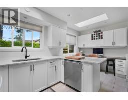 Kitchen - 800 Alvarado Terr, Saanich, BC V8Y1G4 Photo 10