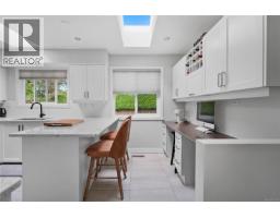 Living room - 800 Alvarado Terr, Saanich, BC V8Y1G4 Photo 12