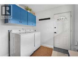 800 Alvarado Terr, Saanich, BC V8Y1G4 Photo 24