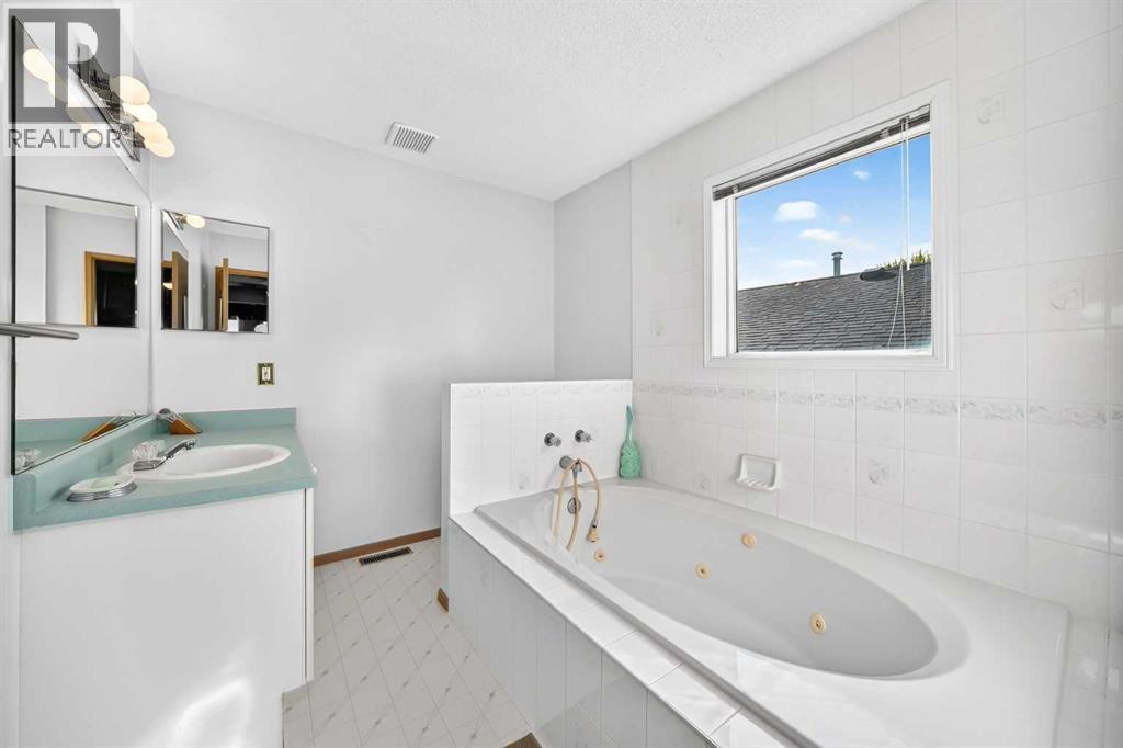 82 Riverglen Drive SE - 18