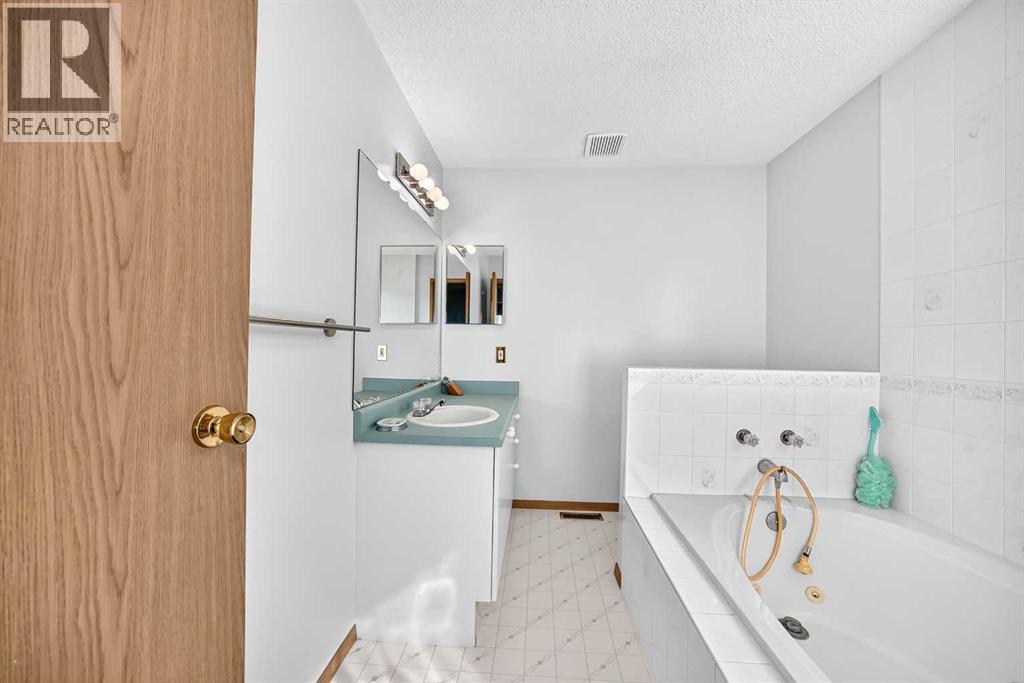 82 Riverglen Drive SE - 19
