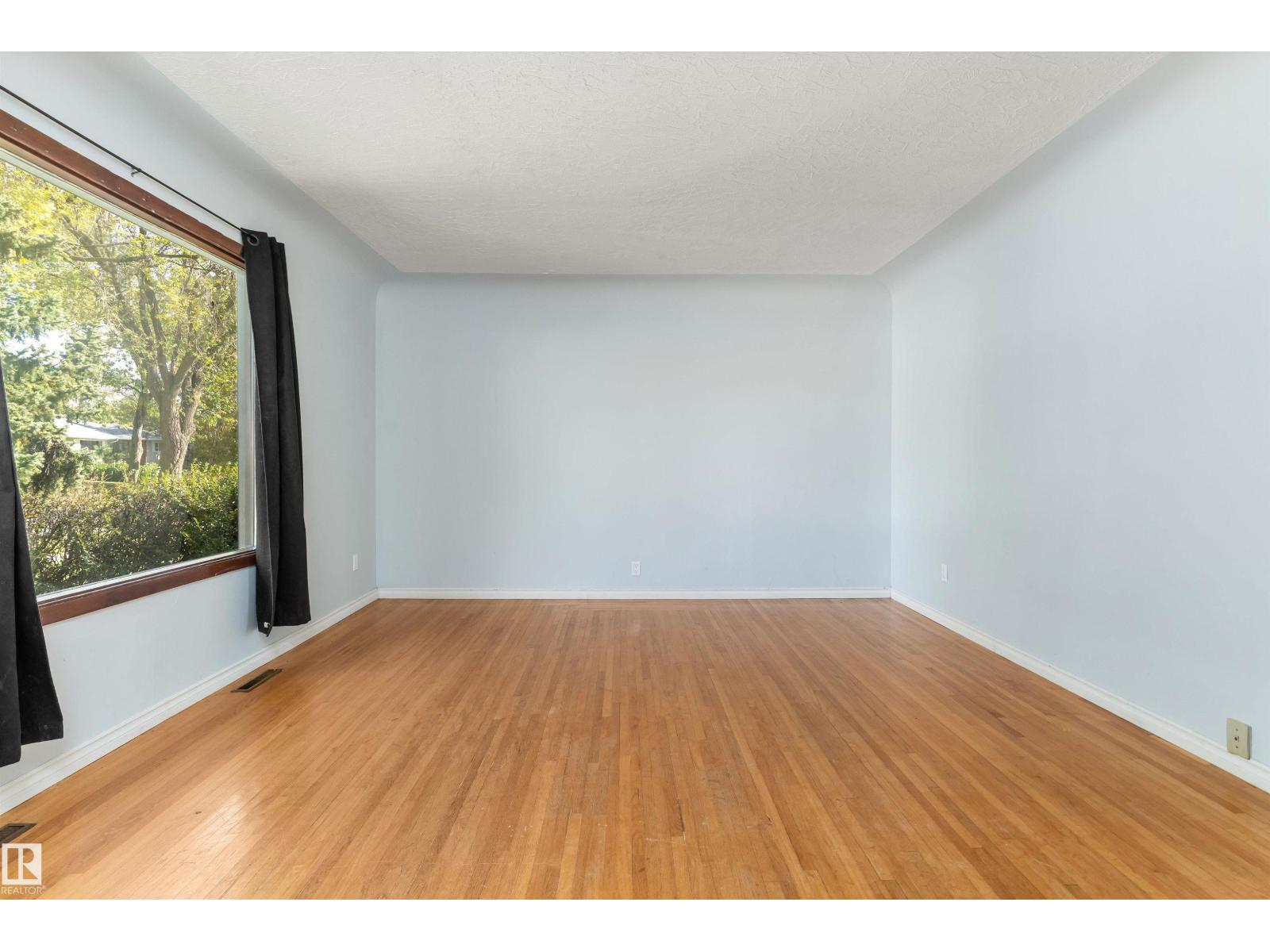 13003 Sherbrooke Avenue NW, Sherbrooke — photo 4 of 30: Property photo