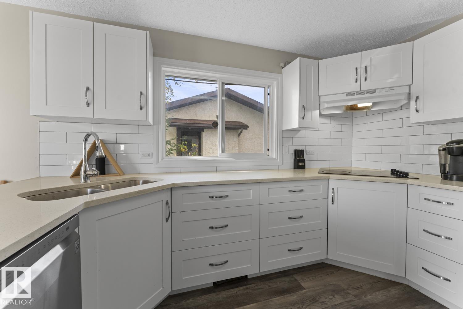 3920 52 AV - Image 6