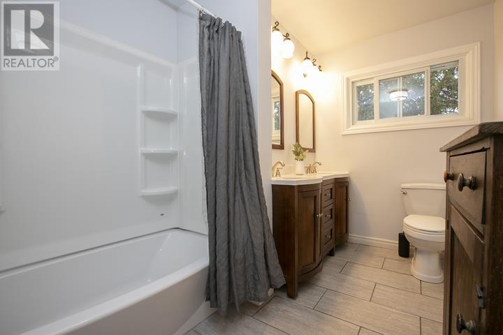 1397 Queen ST E - 40