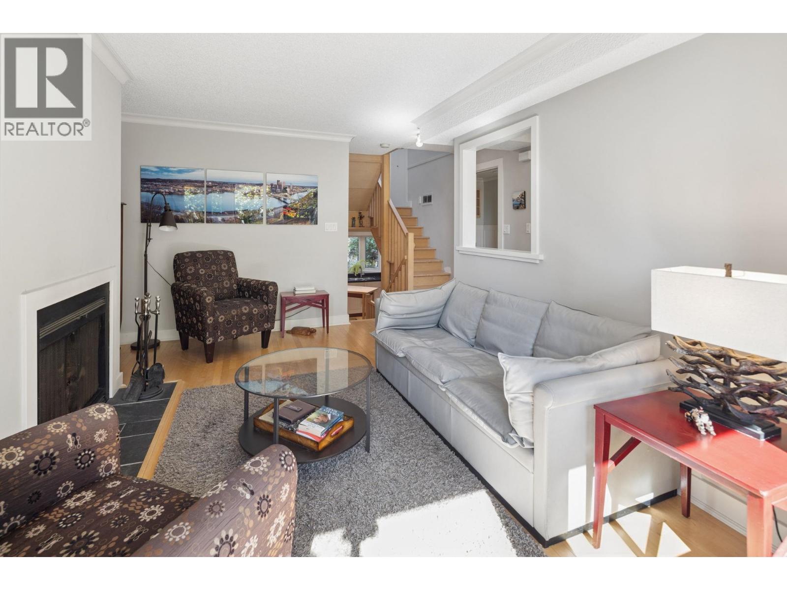 3 230 W 15TH STREET, North Vancouver