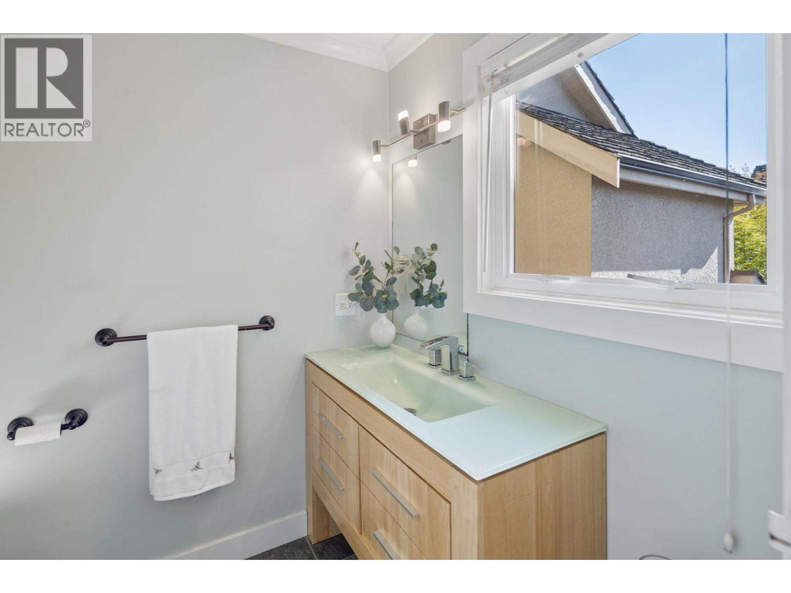 3 230 W 15TH STREET, North Vancouver