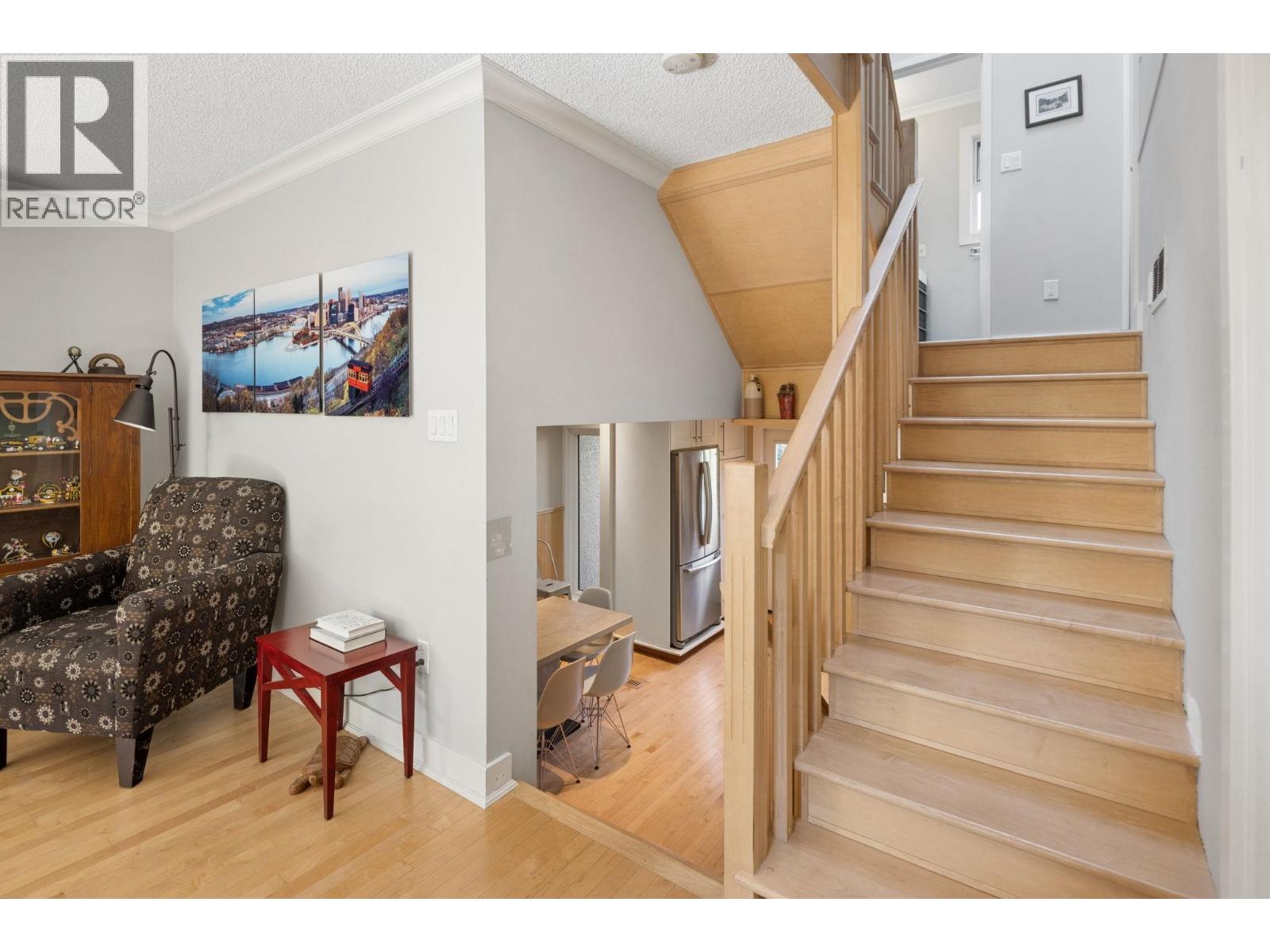 3 230 W 15TH STREET, North Vancouver