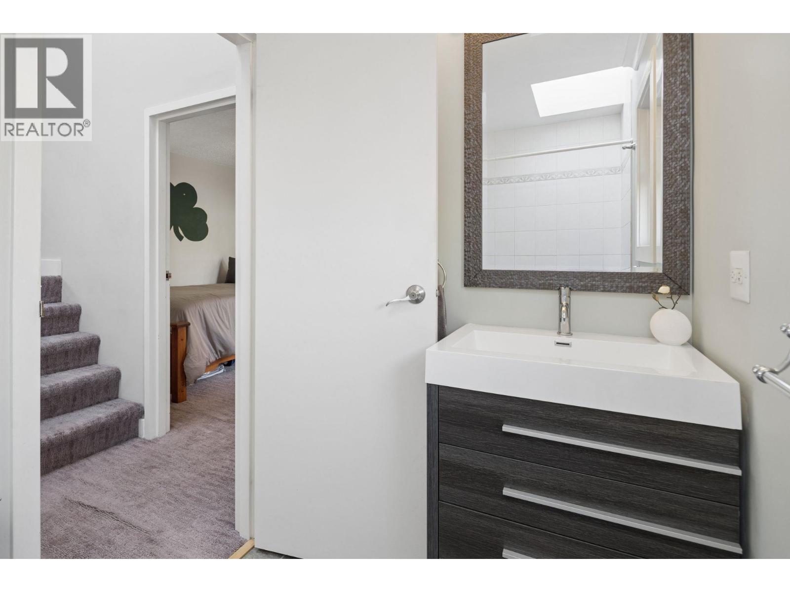3 230 W 15TH STREET, North Vancouver