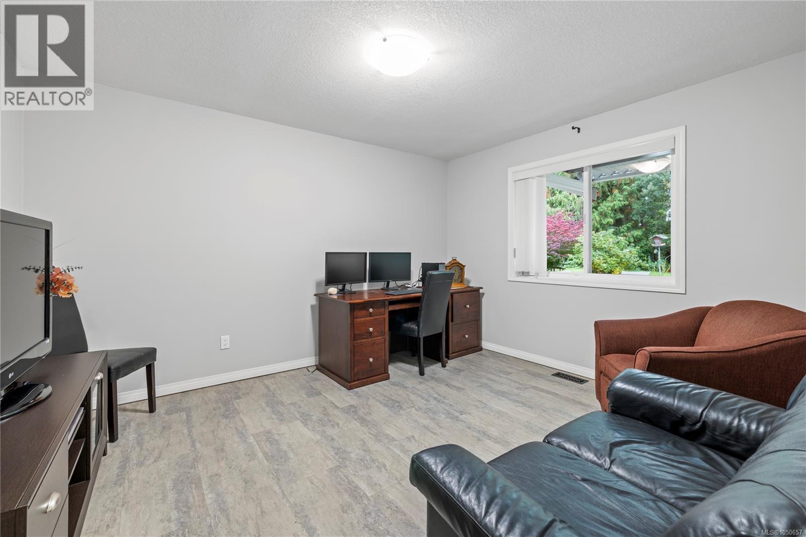1730 Sangster Cres - 33