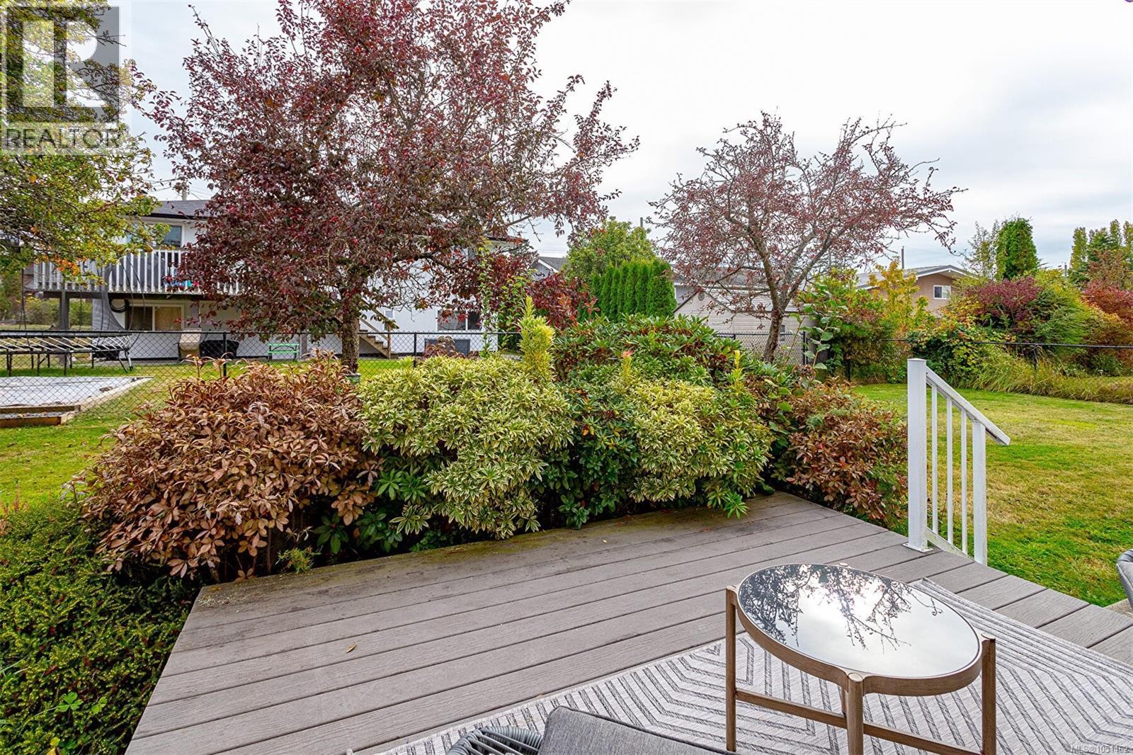 1679 Freeman Ave - Image 28