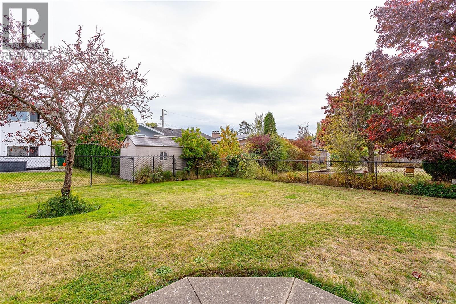 1679 Freeman Ave - Image 29