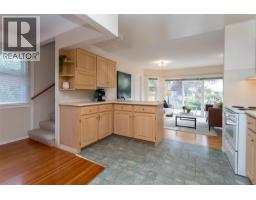 Living room - 1679 Freeman Ave, Saanich, BC V8P1P5 Photo 9