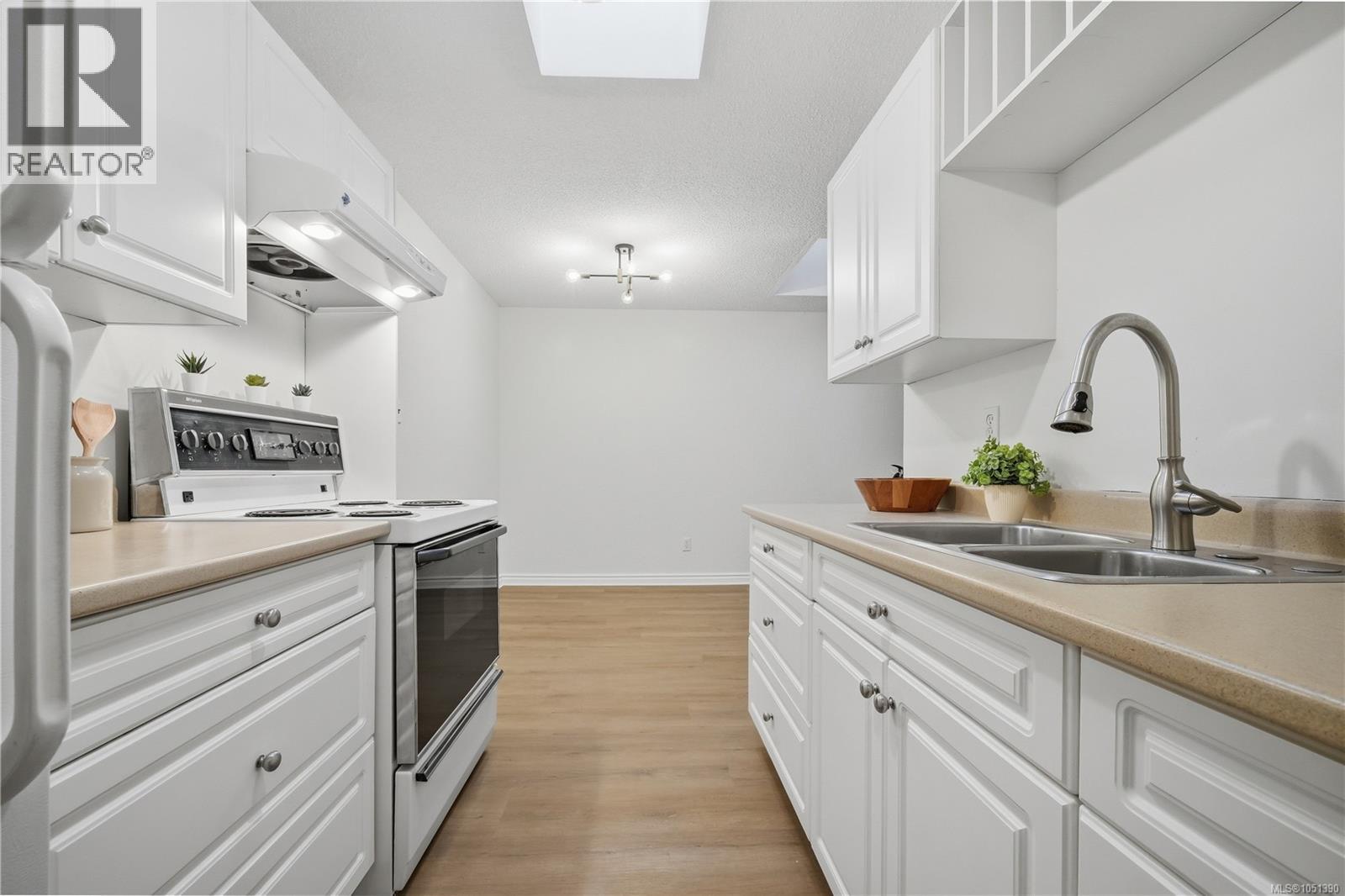#411 909 Pembroke St - Image 3