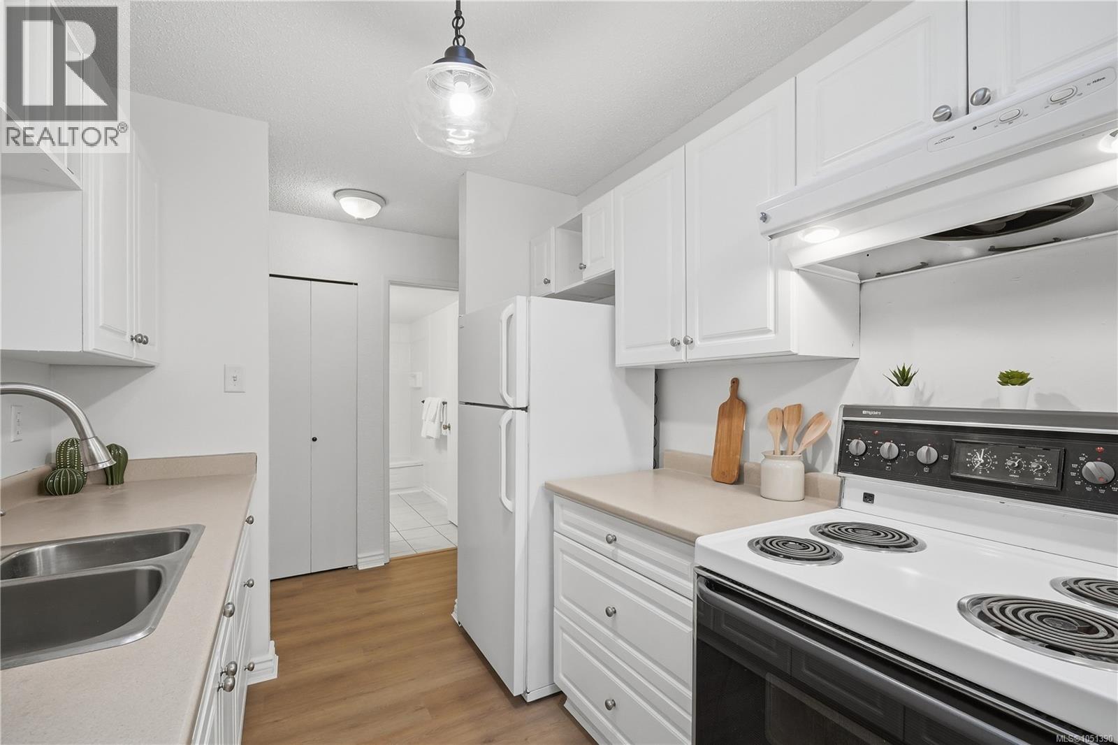 #411 909 Pembroke St - Image 4