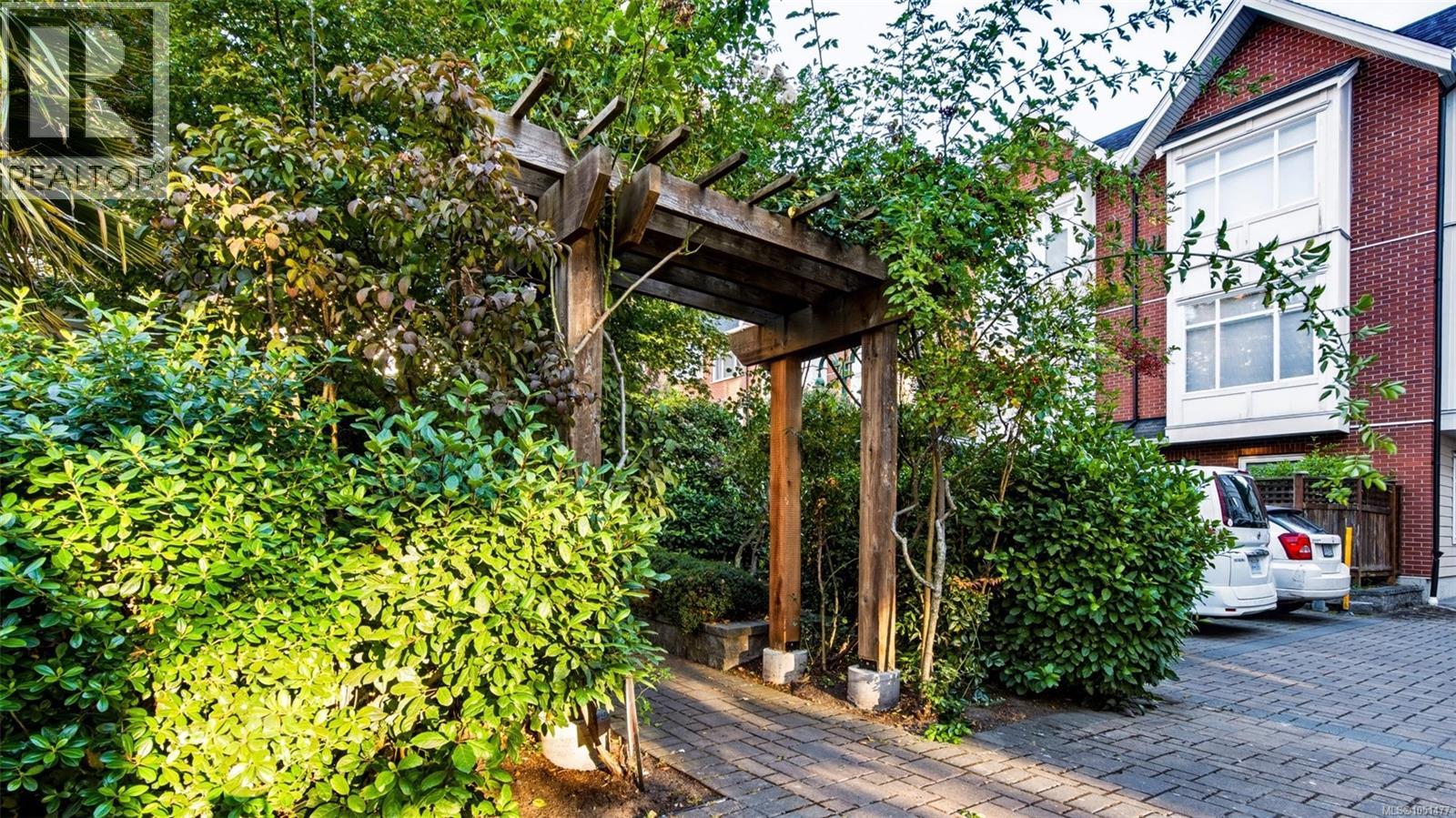 #15 60 Dallas Rd - 60