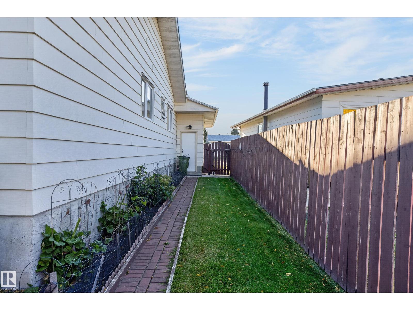 1316 85 ST NW - 60