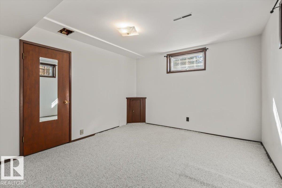 7627 128A AV NW - 32