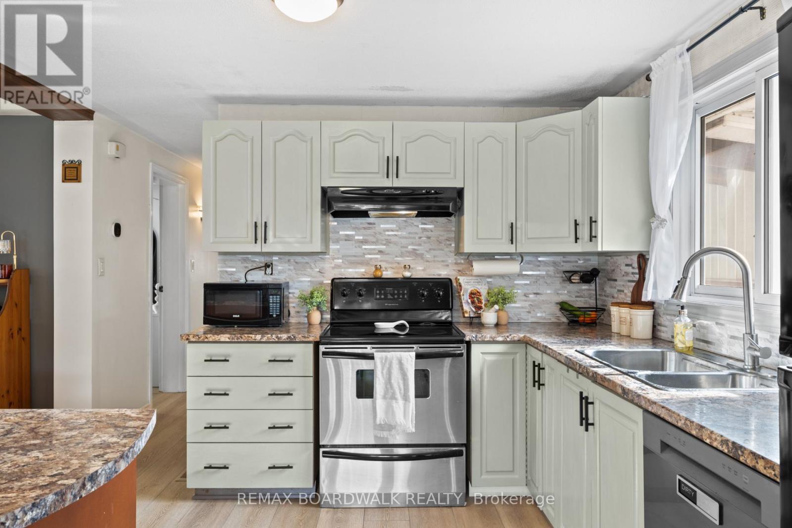 353 CHURCHILL ROAD E - Image 24