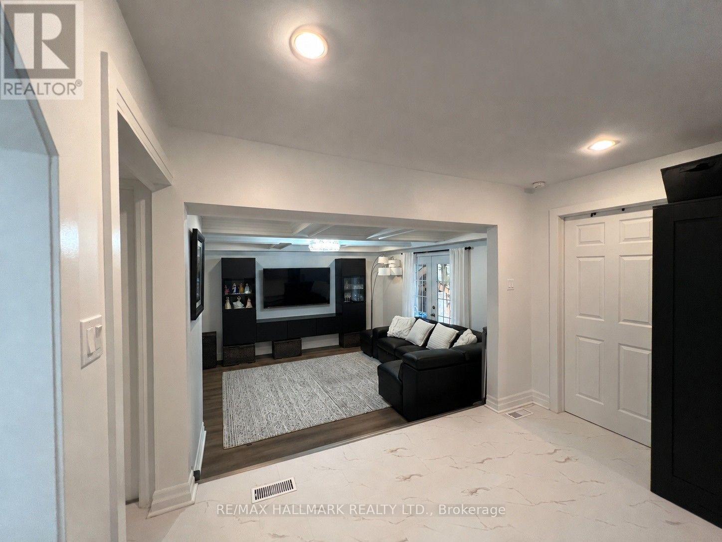 36 FERGUS AVENUE N - 5