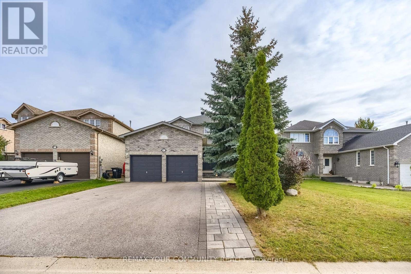 21 SILVERCREEK CRESCENT - 1