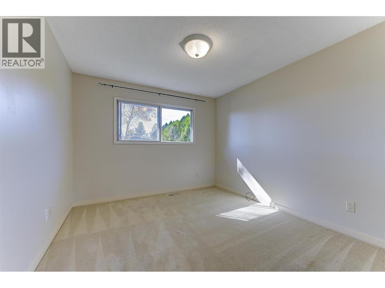 565 Dougall Road S - 11