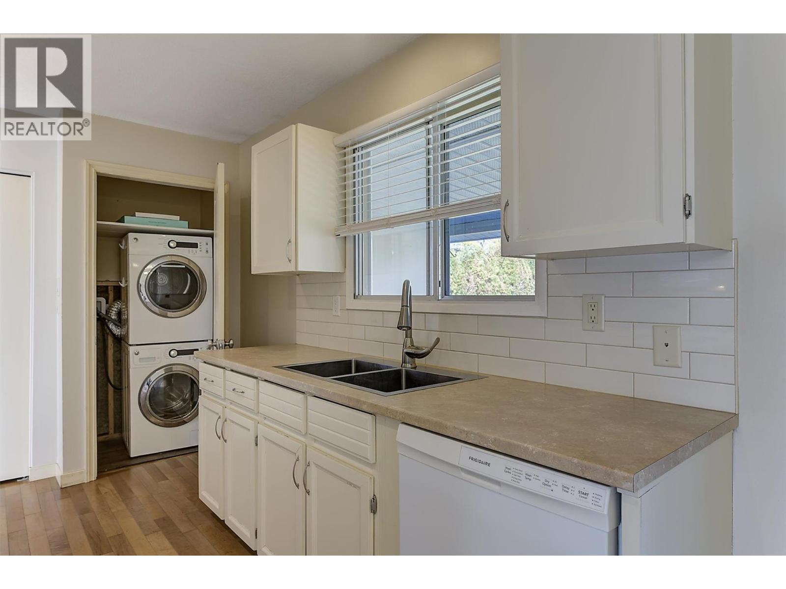 565 Dougall Road S - Image 17