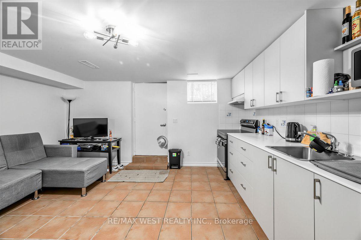 66 BRISTOL AVENUE - 26