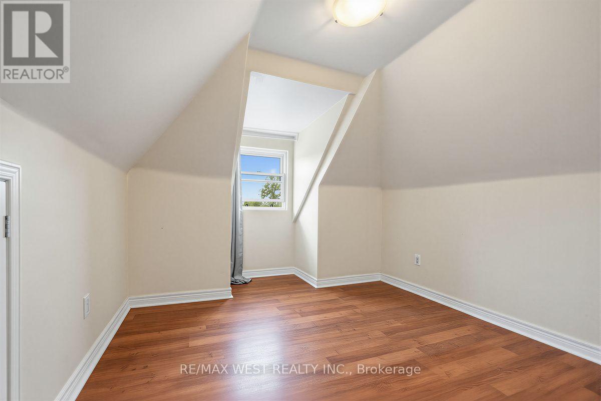 66 BRISTOL AVENUE - 34