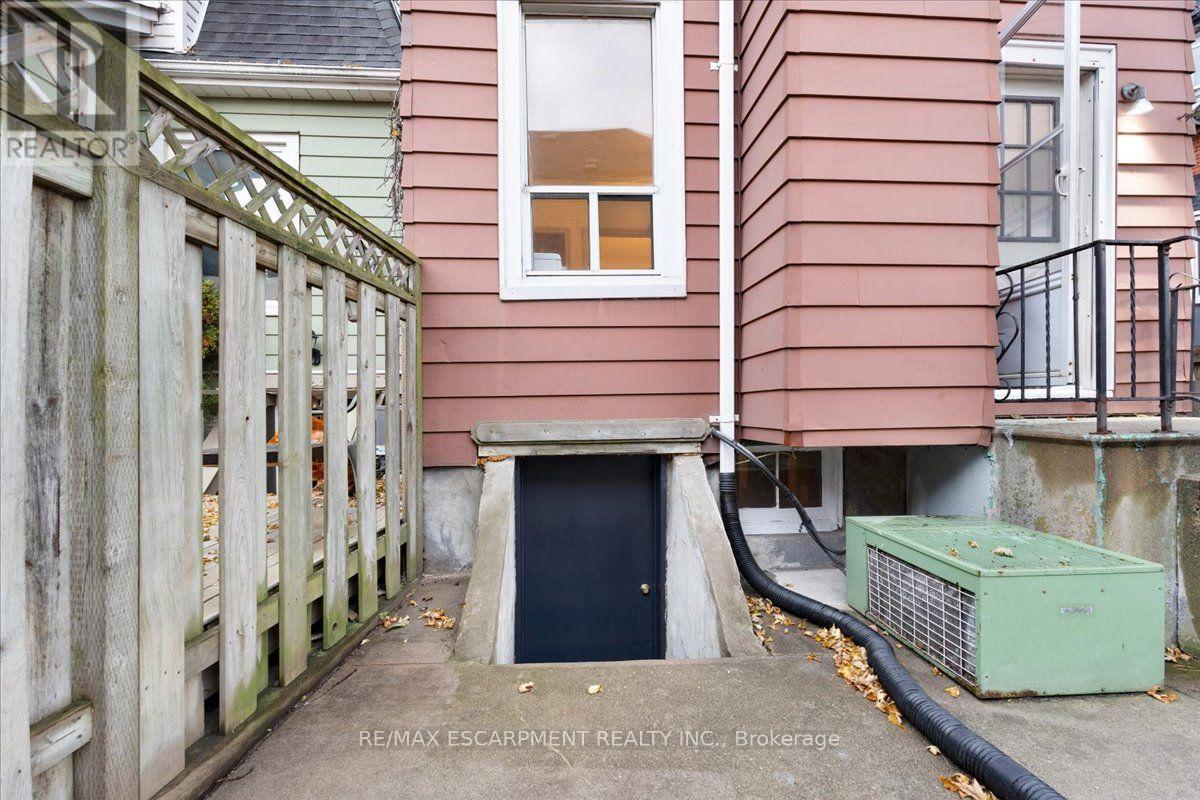 109 MACAULAY STREET E - 21
