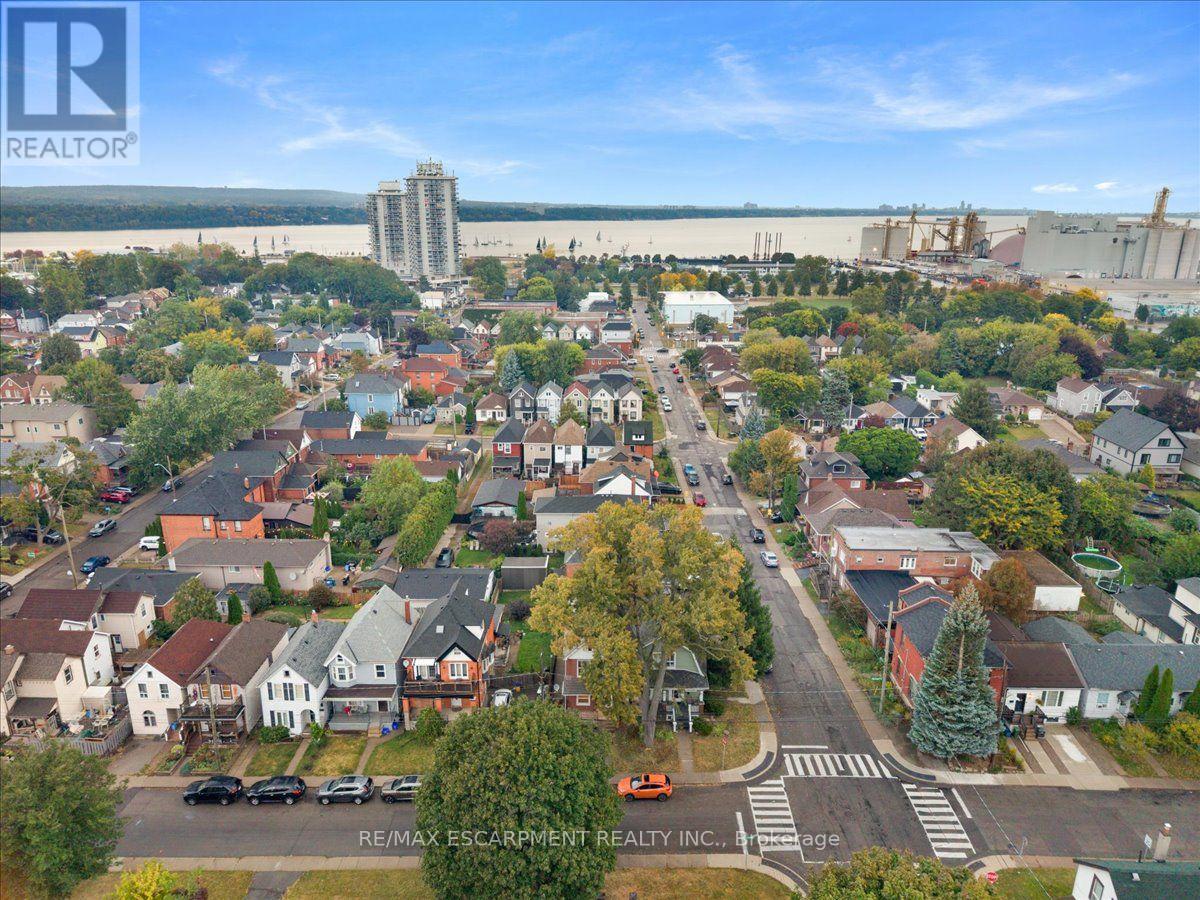 109 MACAULAY STREET E - 23