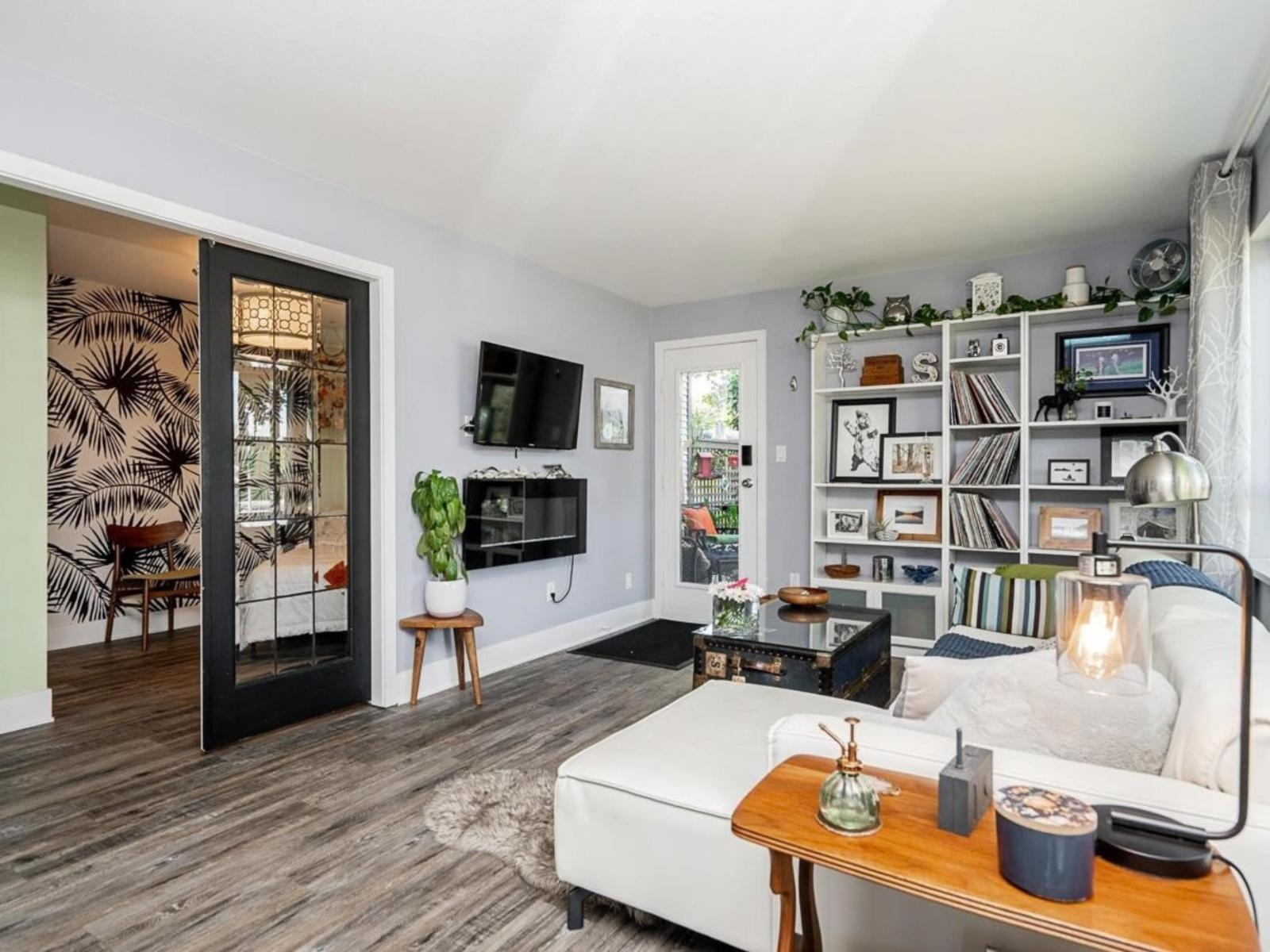 104 15991 THRIFT AVENUE, White Rock - Image 1
