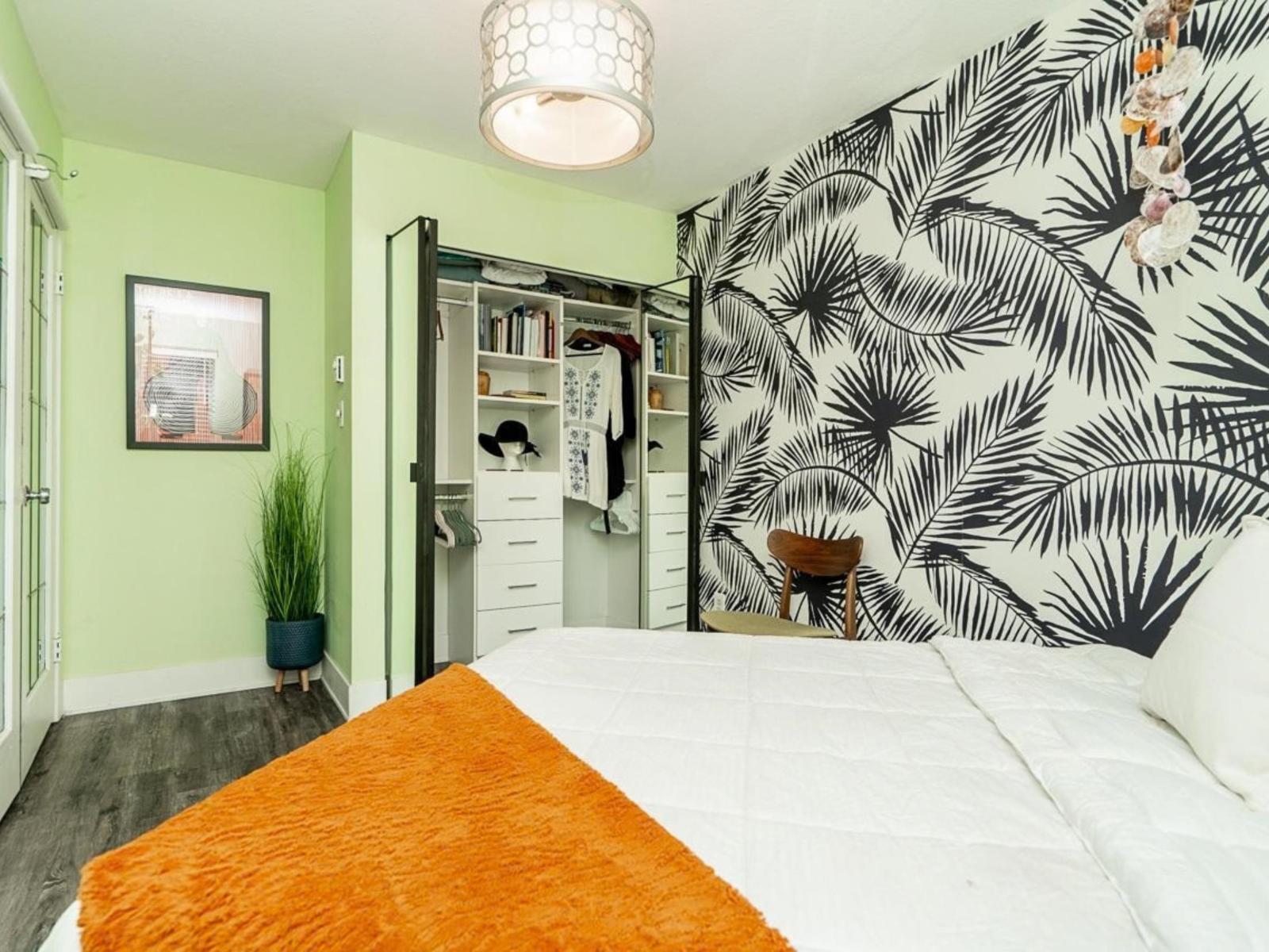 104 15991 THRIFT AVENUE, White Rock - Image 1