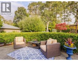 2064 Lansdowne Rd, Oak Bay, BC V8P1B3 Photo 38