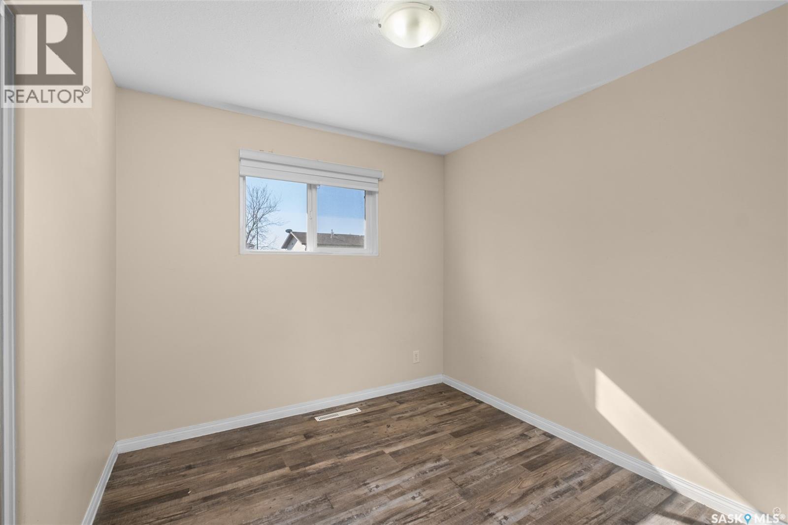 211 31st STREET E - Image 11