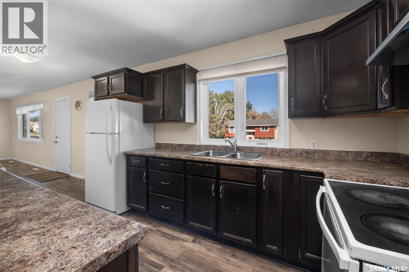 211 31st STREET E - Image 9