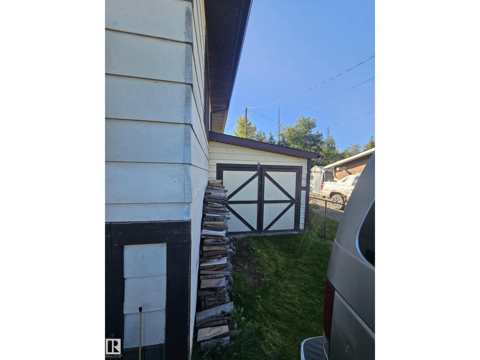 4916 53 ST - 9