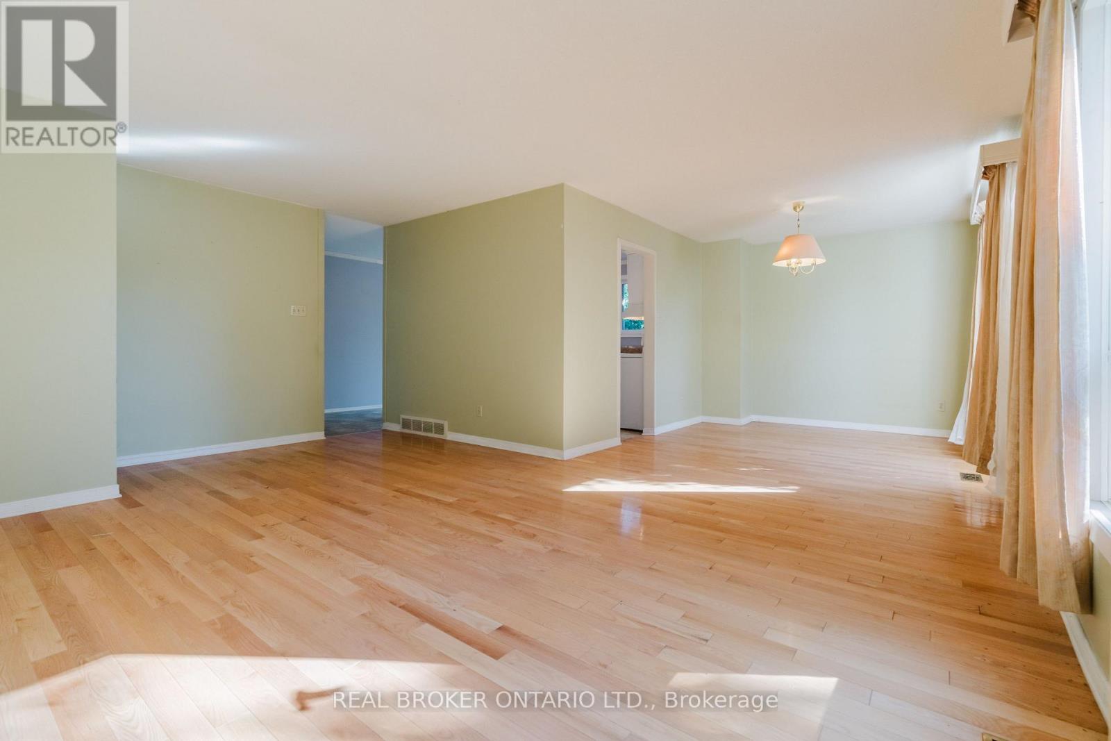 16 GOLD CRESCENT - 10