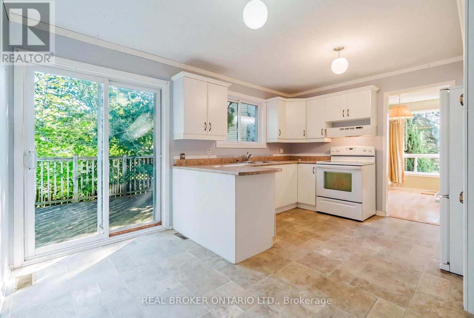16 GOLD CRESCENT - 12