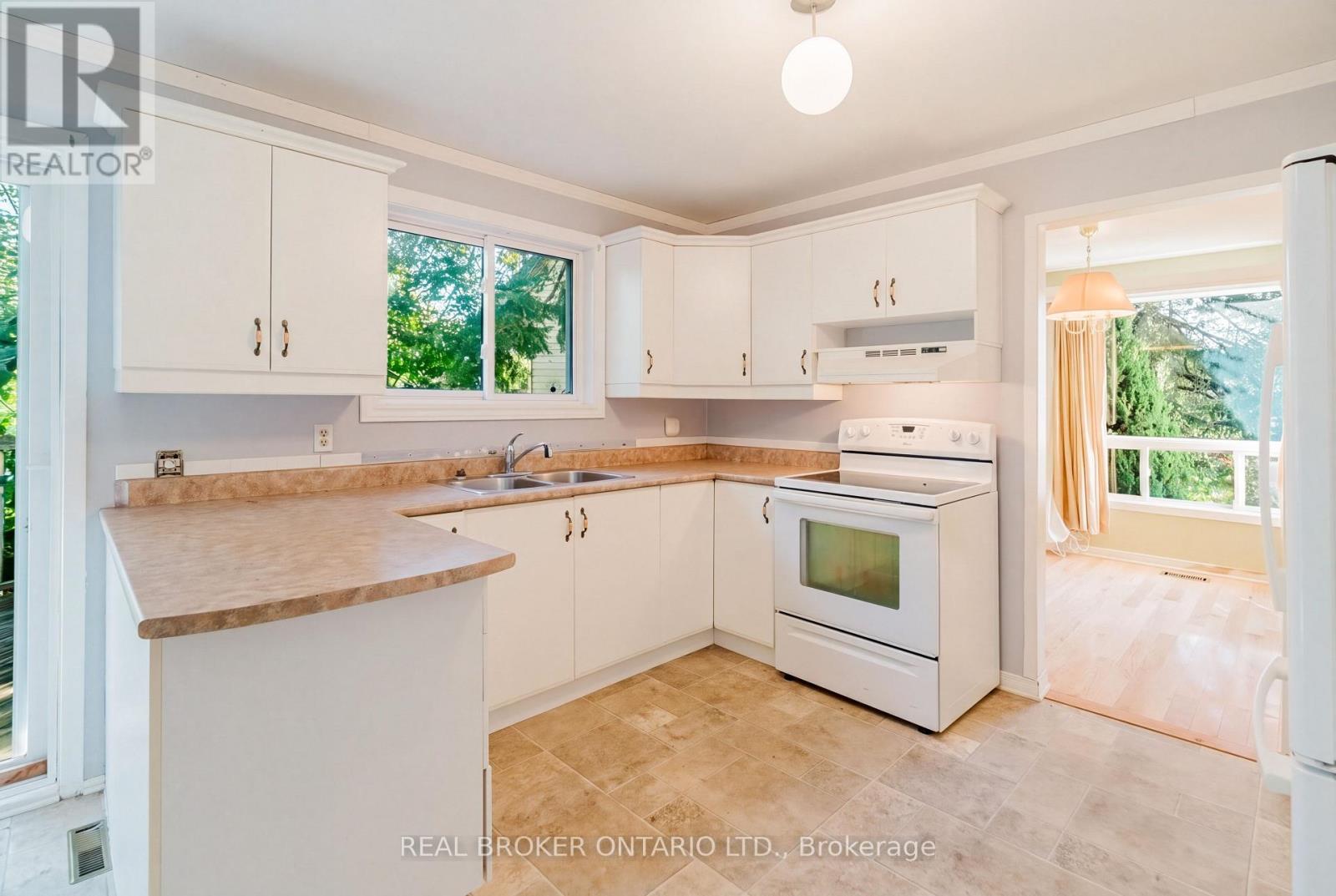16 GOLD CRESCENT - Image 15