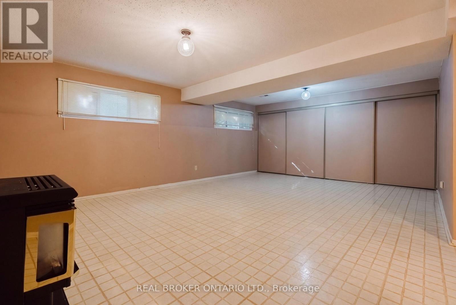 16 GOLD CRESCENT - 26