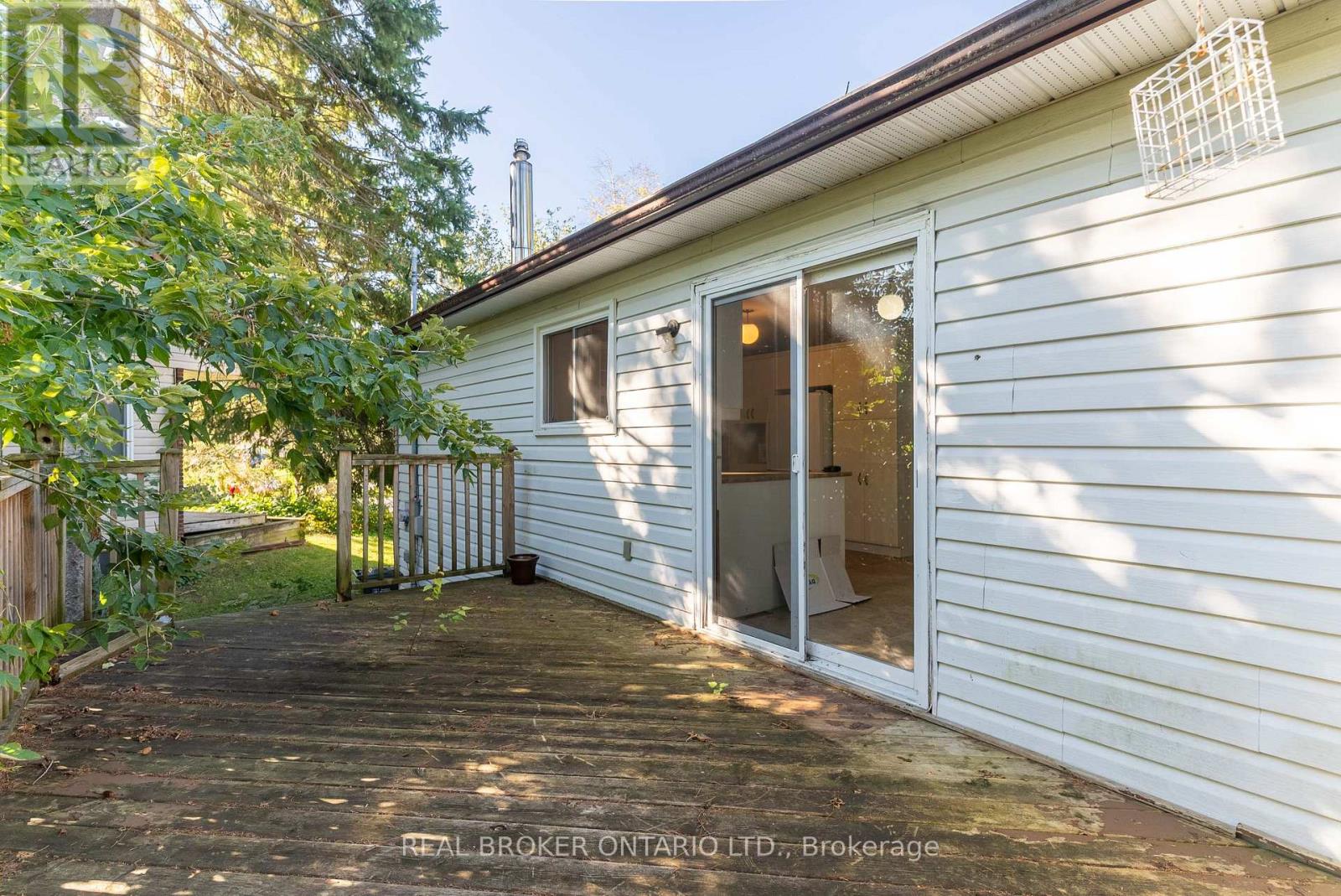 16 GOLD CRESCENT - 32
