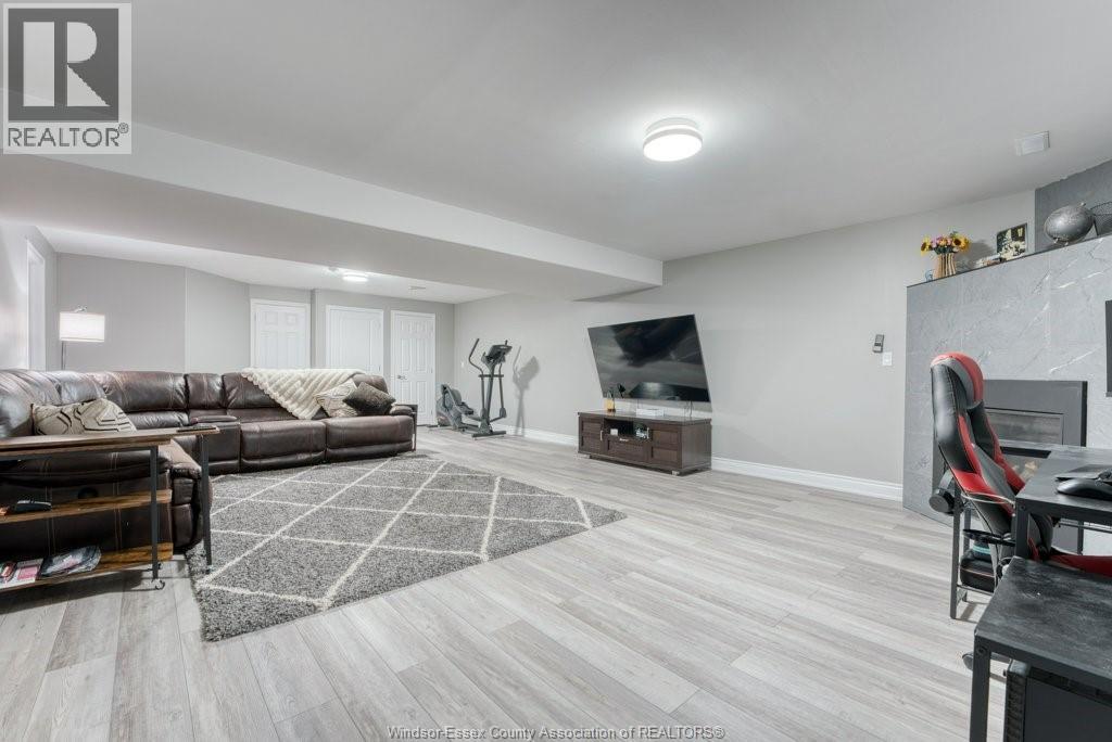 415 ROSEWOOD DRIVE - 26